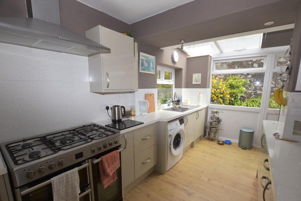 Lot: 16 - DETACHED BUNGALOW IN CENTRAL LOCATION - 